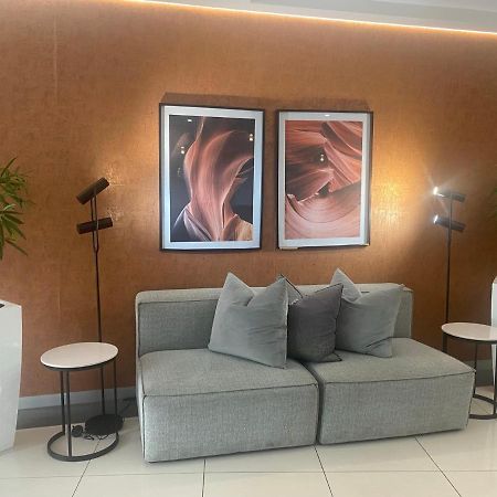 Lovely Rosebank 1-Bedroom Condo With Pool & Cinema ヨハネスブルグ エクステリア 写真