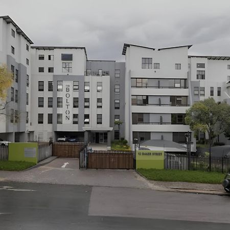 Lovely Rosebank 1-Bedroom Condo With Pool & Cinema ヨハネスブルグ エクステリア 写真