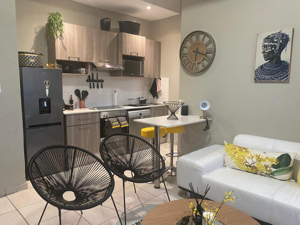 Lovely Rosebank 1-Bedroom Condo With Pool & Cinema ヨハネスブルグ エクステリア 写真
