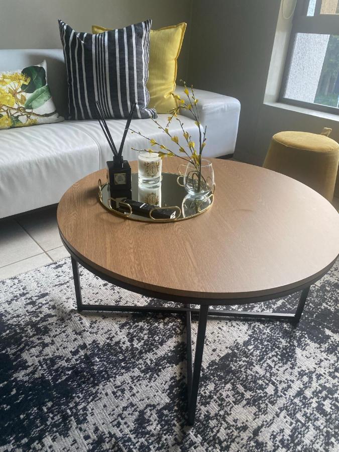 Lovely Rosebank 1-Bedroom Condo With Pool & Cinema ヨハネスブルグ エクステリア 写真