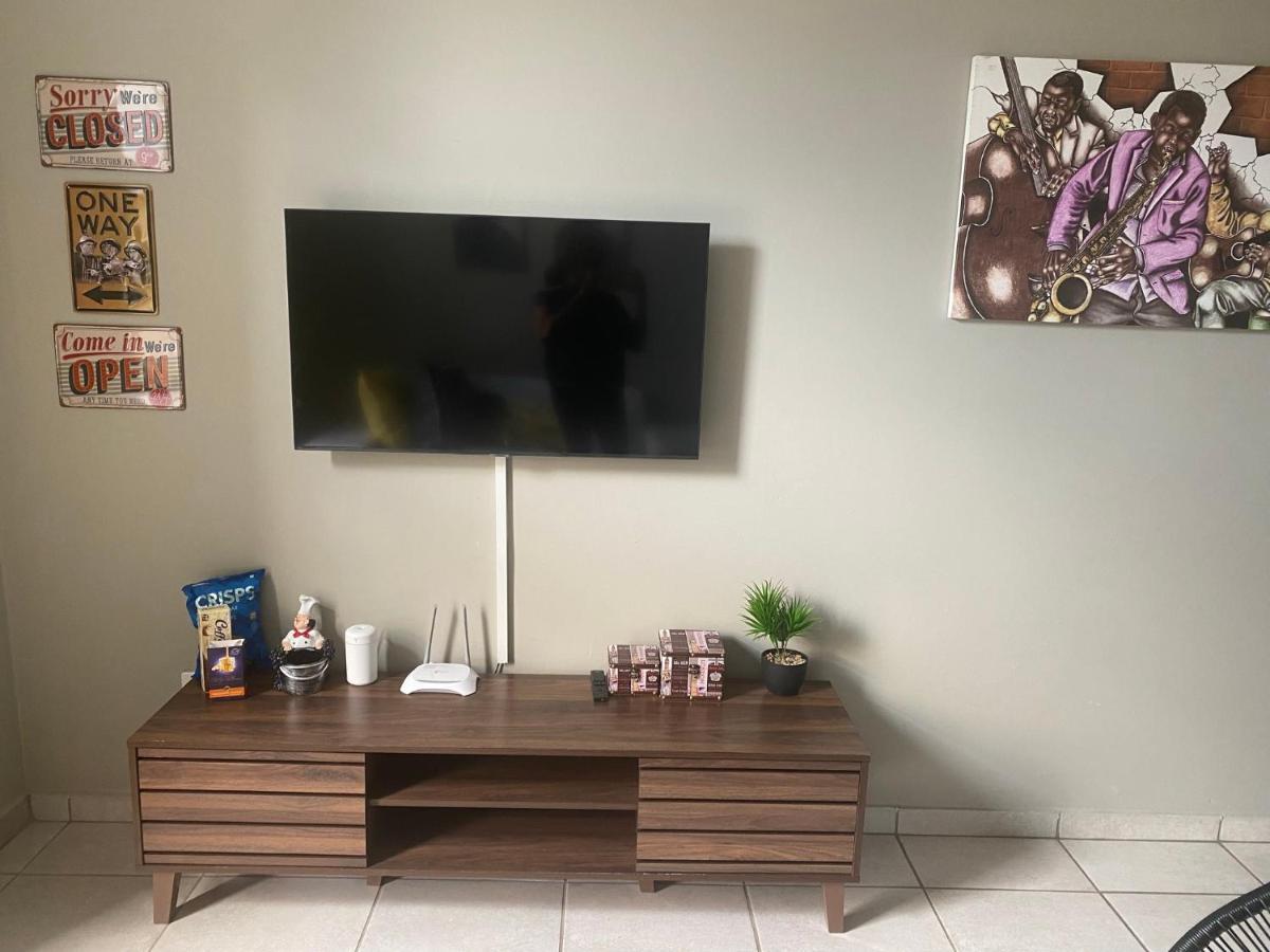 Lovely Rosebank 1-Bedroom Condo With Pool & Cinema ヨハネスブルグ エクステリア 写真