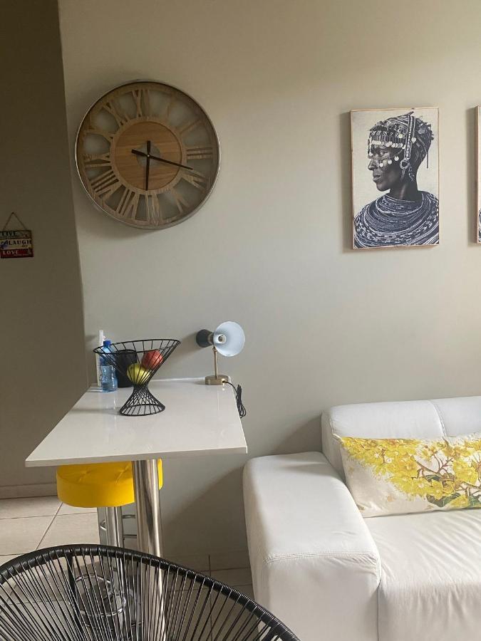 Lovely Rosebank 1-Bedroom Condo With Pool & Cinema ヨハネスブルグ エクステリア 写真