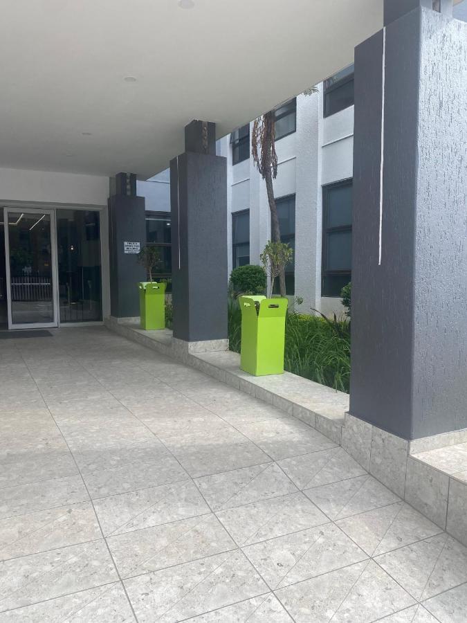 Lovely Rosebank 1-Bedroom Condo With Pool & Cinema ヨハネスブルグ エクステリア 写真