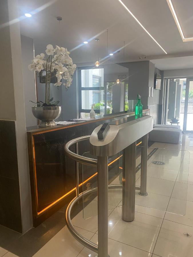 Lovely Rosebank 1-Bedroom Condo With Pool & Cinema ヨハネスブルグ エクステリア 写真