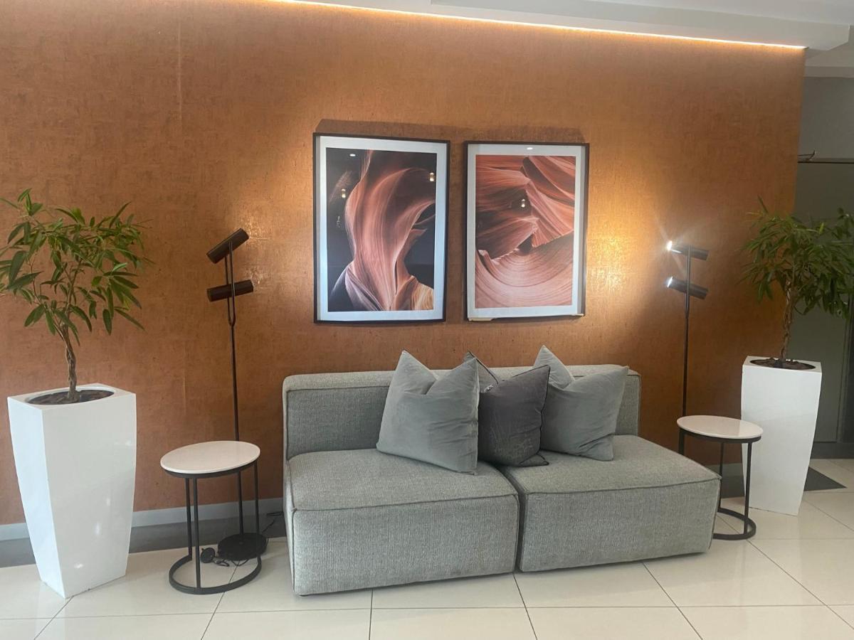Lovely Rosebank 1-Bedroom Condo With Pool & Cinema ヨハネスブルグ エクステリア 写真