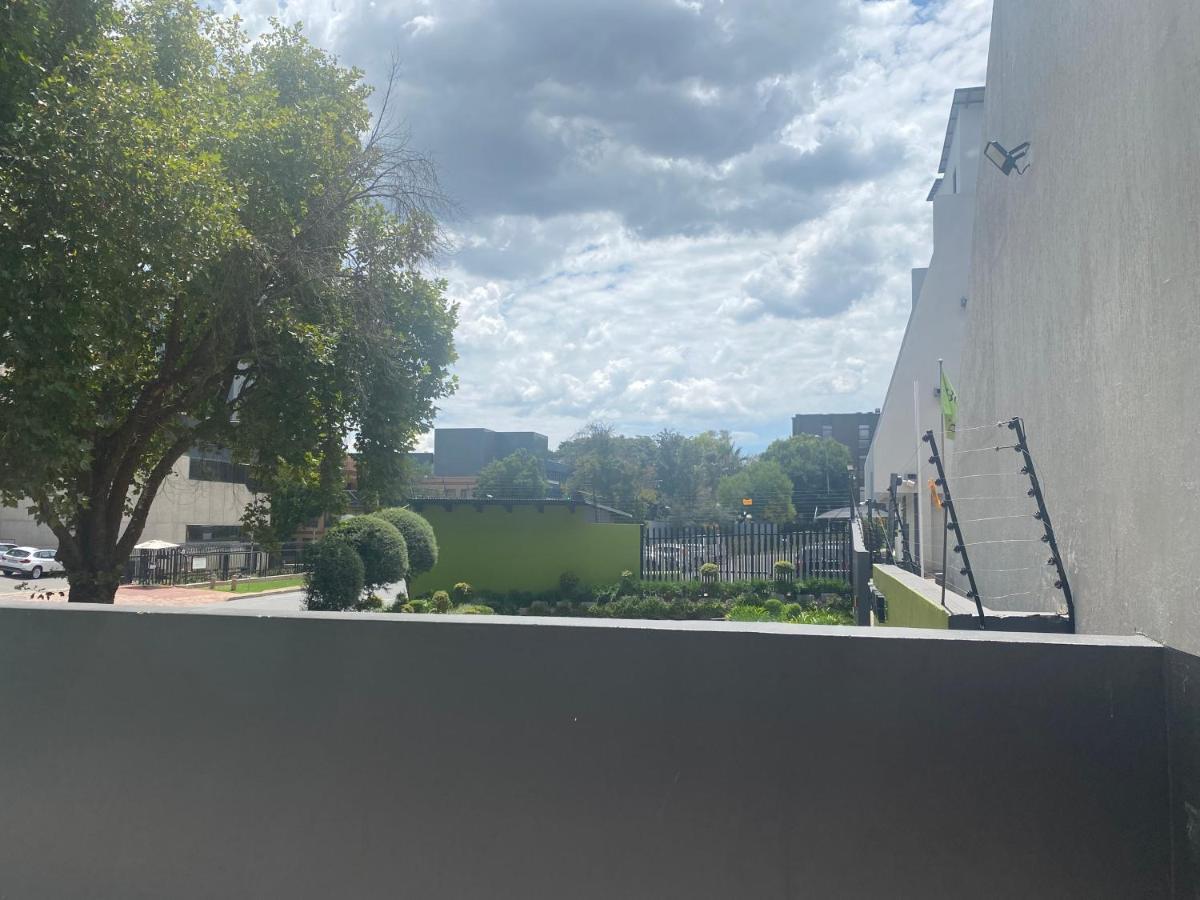 Lovely Rosebank 1-Bedroom Condo With Pool & Cinema ヨハネスブルグ エクステリア 写真