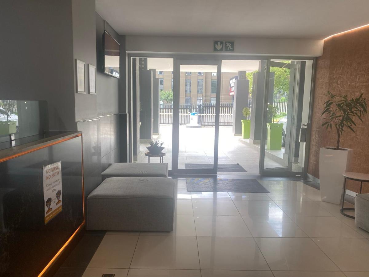 Lovely Rosebank 1-Bedroom Condo With Pool & Cinema ヨハネスブルグ エクステリア 写真