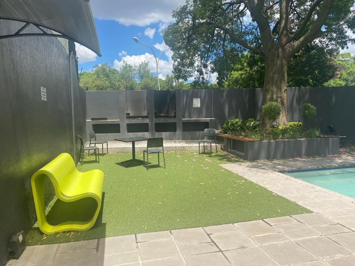 Lovely Rosebank 1-Bedroom Condo With Pool & Cinema ヨハネスブルグ エクステリア 写真