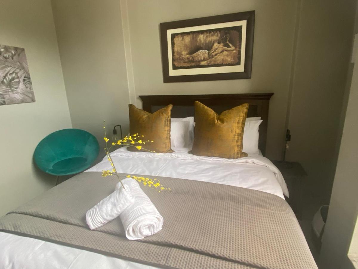 Lovely Rosebank 1-Bedroom Condo With Pool & Cinema ヨハネスブルグ エクステリア 写真