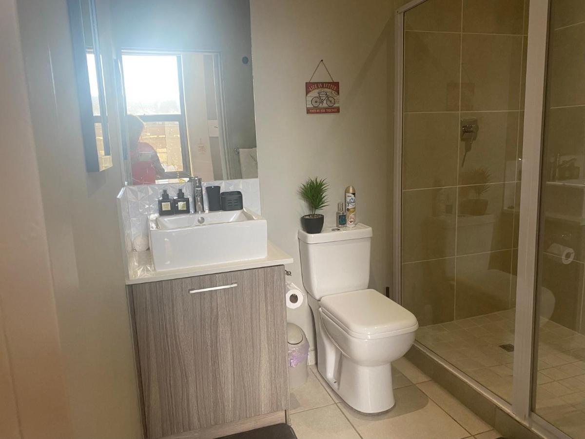 Lovely Rosebank 1-Bedroom Condo With Pool & Cinema ヨハネスブルグ エクステリア 写真