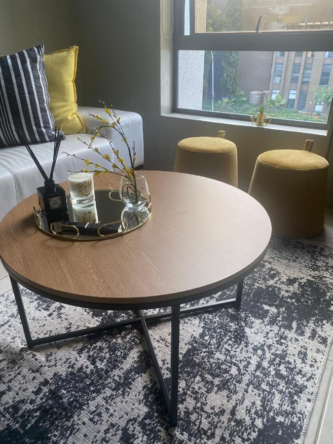 Lovely Rosebank 1-Bedroom Condo With Pool & Cinema ヨハネスブルグ エクステリア 写真