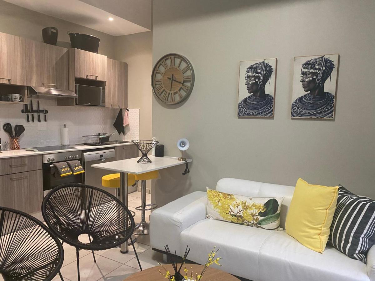 Lovely Rosebank 1-Bedroom Condo With Pool & Cinema ヨハネスブルグ エクステリア 写真