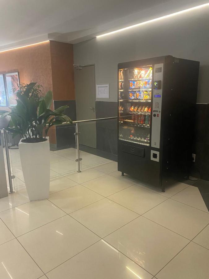 Lovely Rosebank 1-Bedroom Condo With Pool & Cinema ヨハネスブルグ エクステリア 写真