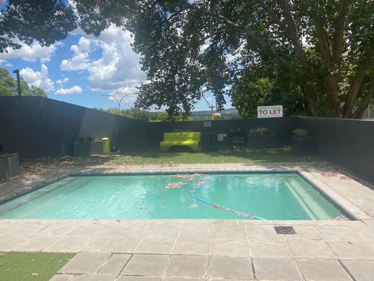 Lovely Rosebank 1-Bedroom Condo With Pool & Cinema ヨハネスブルグ エクステリア 写真