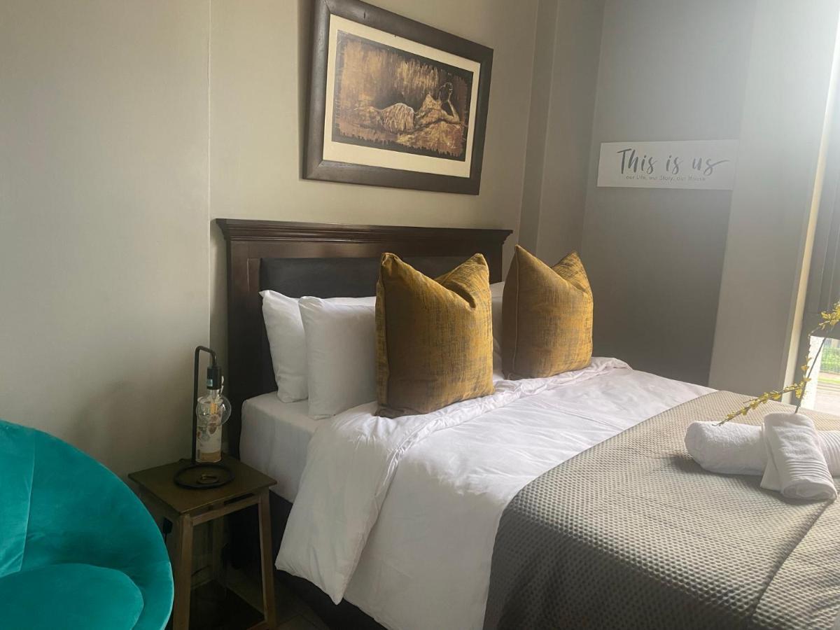 Lovely Rosebank 1-Bedroom Condo With Pool & Cinema ヨハネスブルグ エクステリア 写真