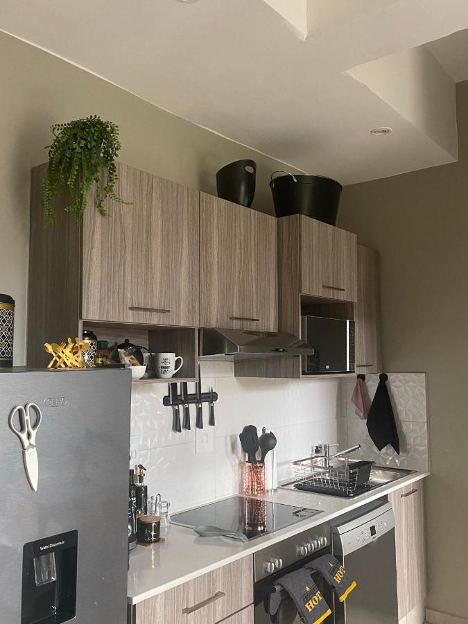 Lovely Rosebank 1-Bedroom Condo With Pool & Cinema ヨハネスブルグ エクステリア 写真