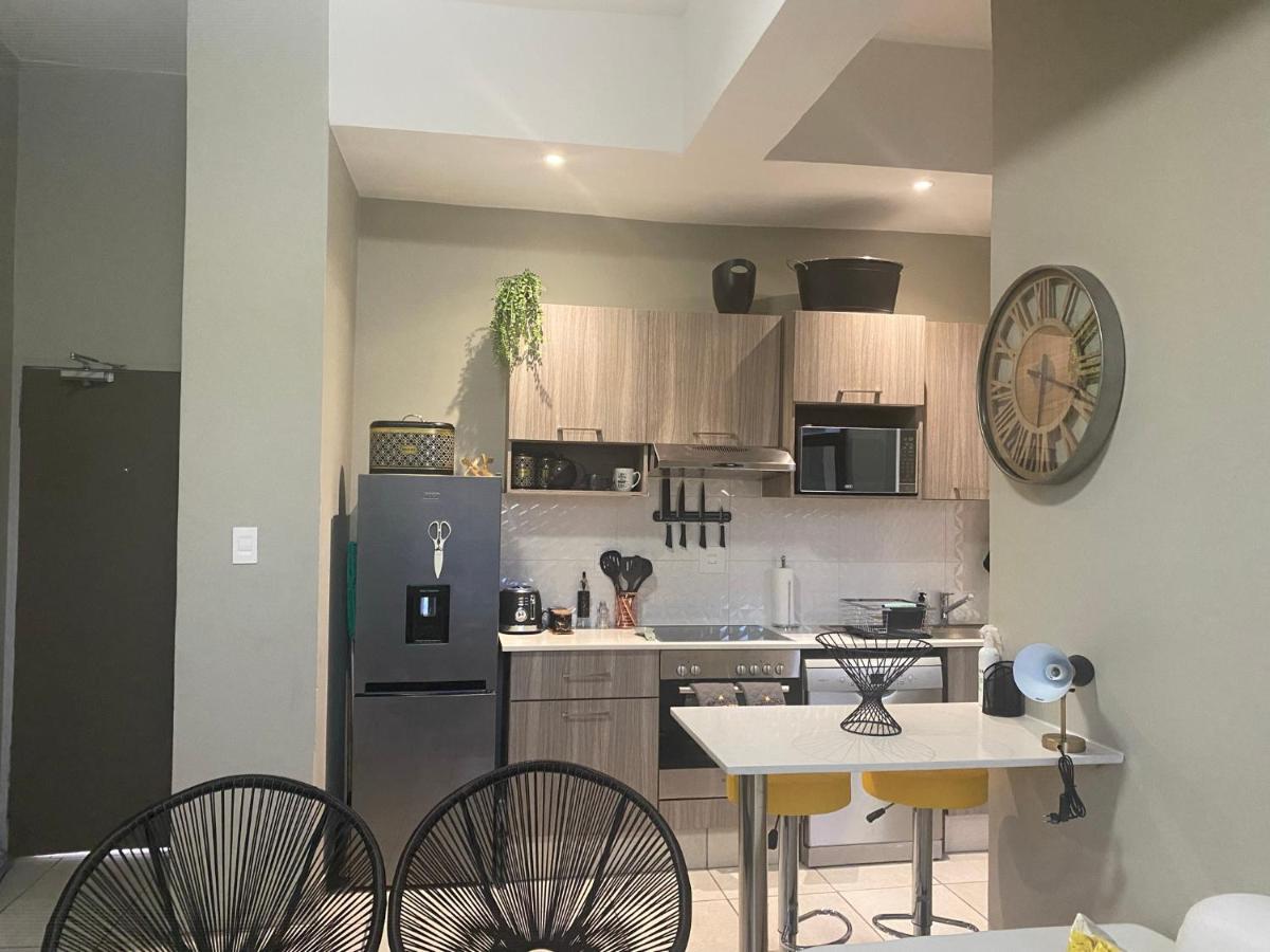 Lovely Rosebank 1-Bedroom Condo With Pool & Cinema ヨハネスブルグ エクステリア 写真