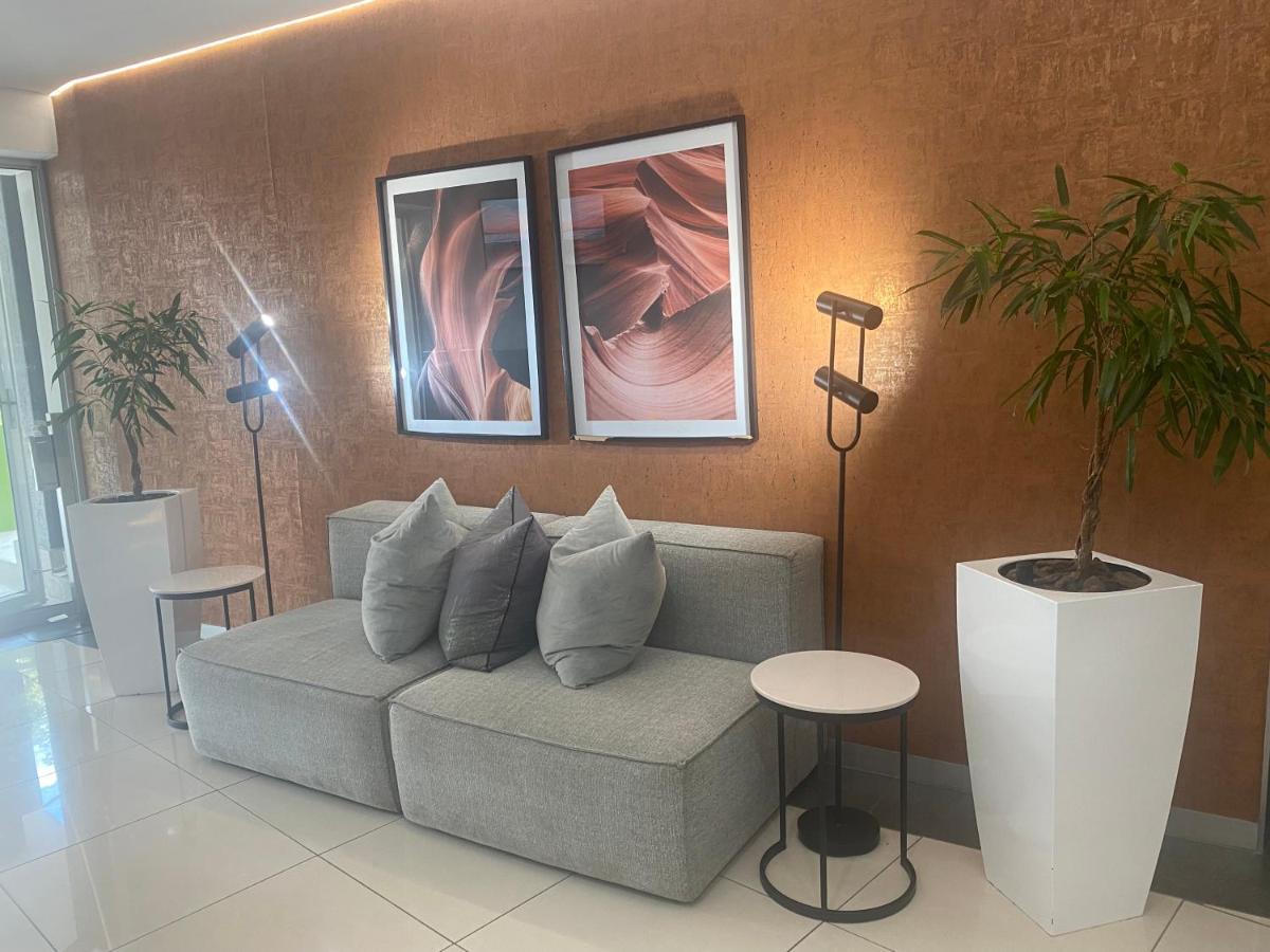 Lovely Rosebank 1-Bedroom Condo With Pool & Cinema ヨハネスブルグ エクステリア 写真